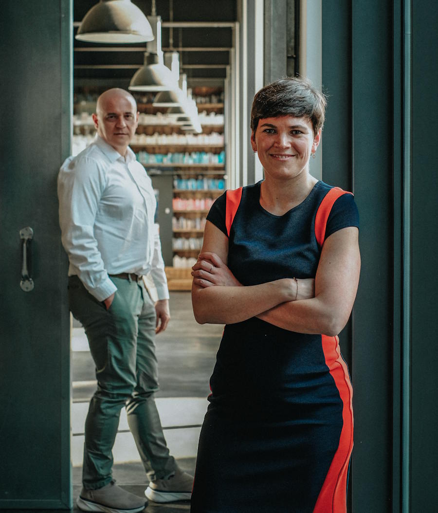 Sofie De Wit en Raphaël Nef, auteurs van Tien Jaar Vroeger Met Pensioen | 10jaarvroegermetpensioen, poseren voor hun boeklancering